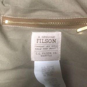 Filson men’s Jacket 2x great condition lot of pockets and drawstring at bottom.